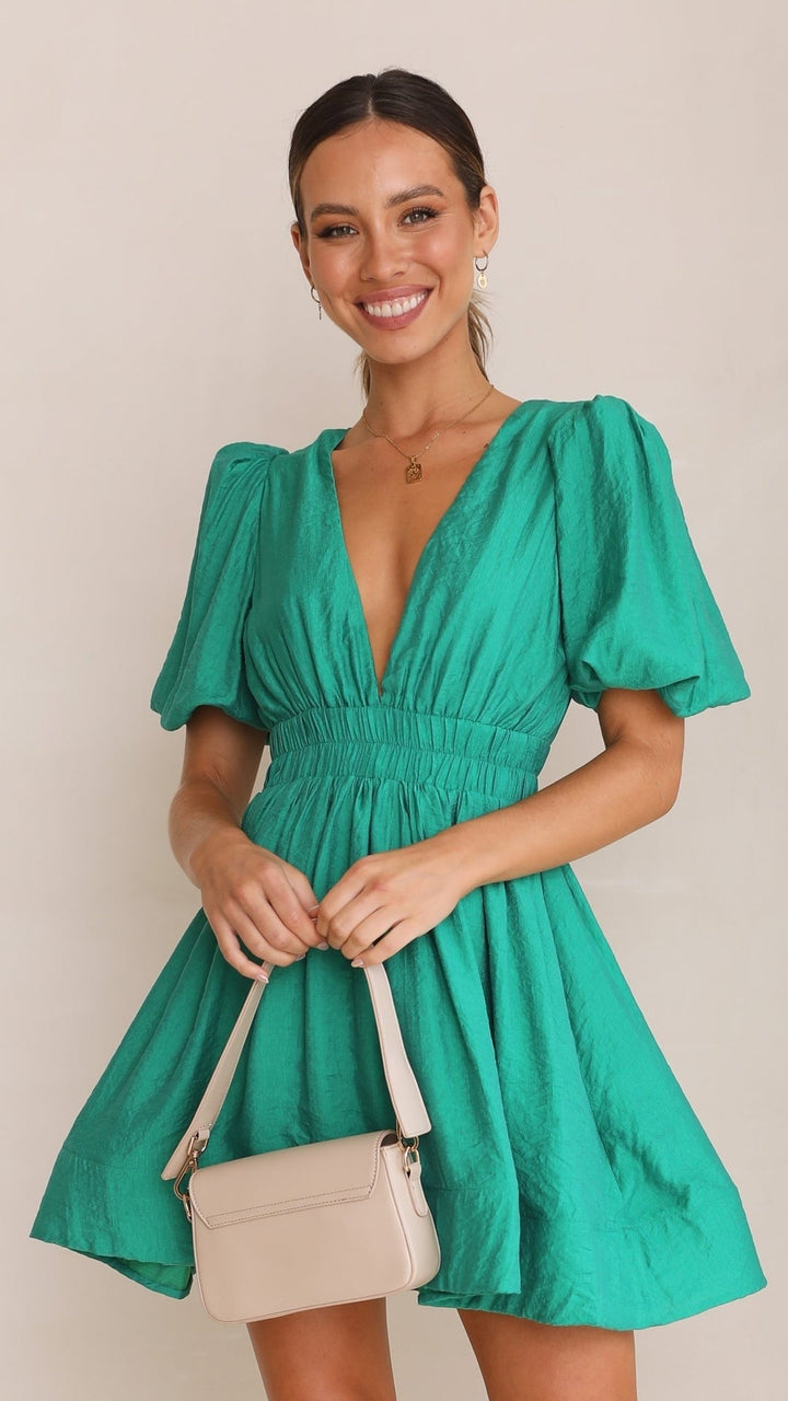Robe Courte Évasée à Col V et Taille Smockée