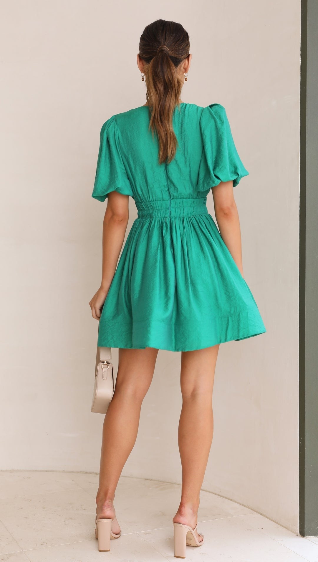 Robe Courte Évasée à Col V et Taille Smockée