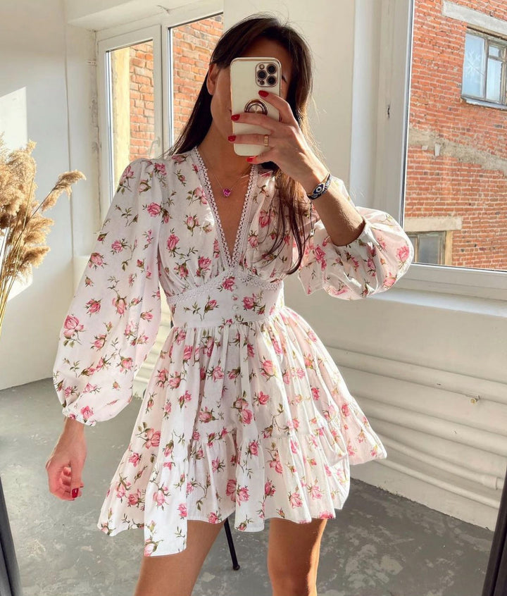 Robe Courte Fleurie à Col V et Jupe Plissée