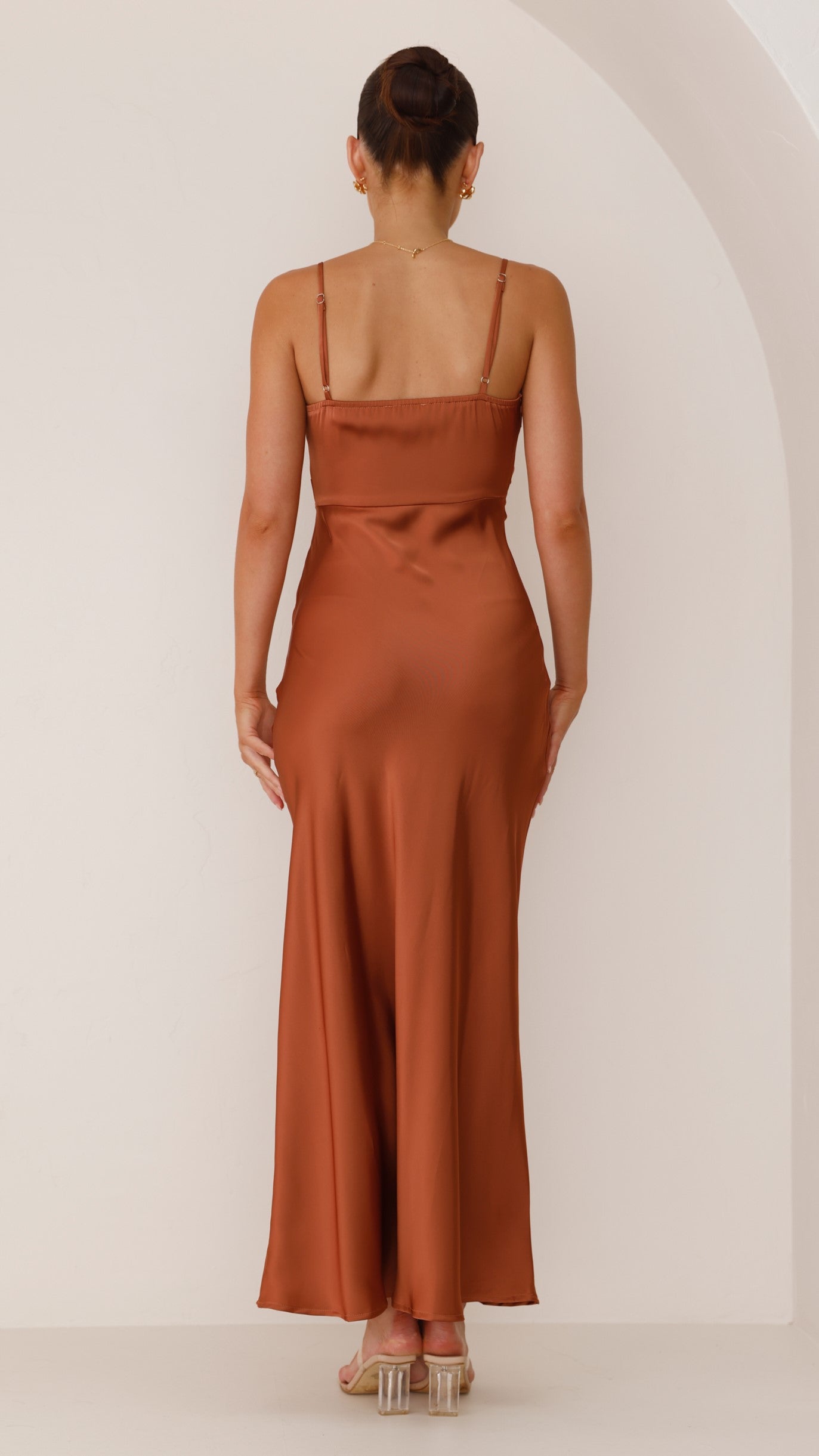 Robe Longue Satinée à Fente Latérale et Bretelles Fines