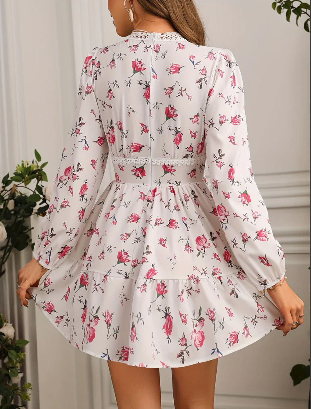 Robe Courte Fleurie à Col V et Jupe Plissée