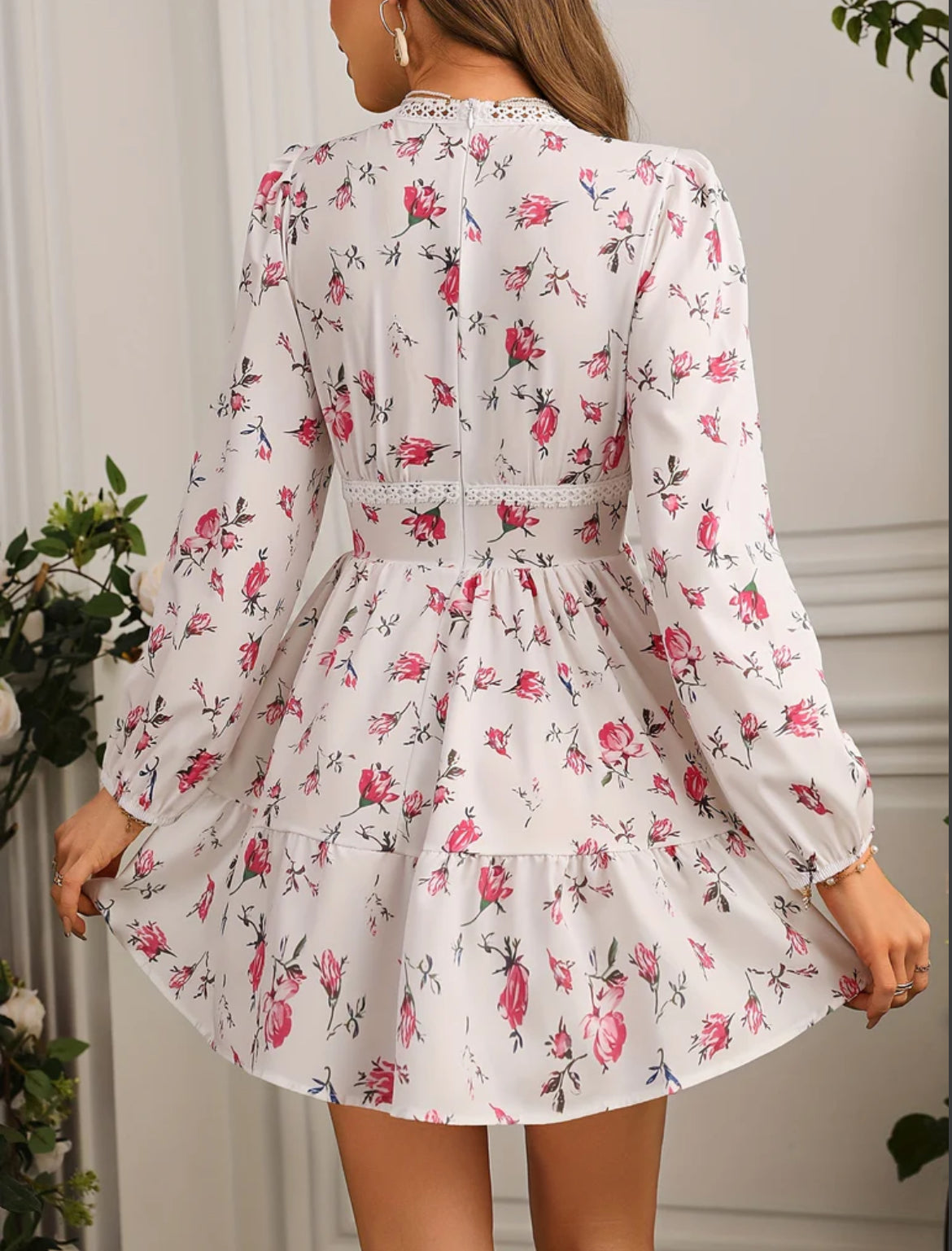 Robe Courte Fleurie à Col V et Jupe Plissée