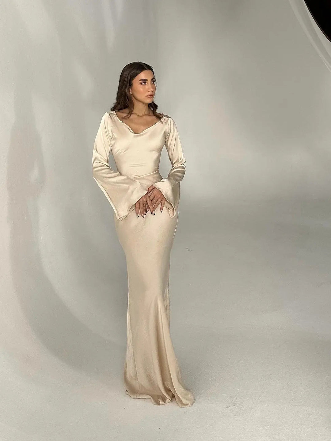 Robe Longue Ajustée à Manches Évasées