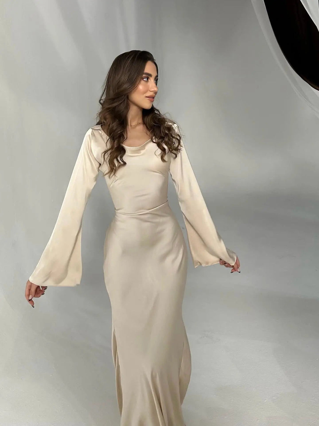 Robe Longue Ajustée à Manches Évasées