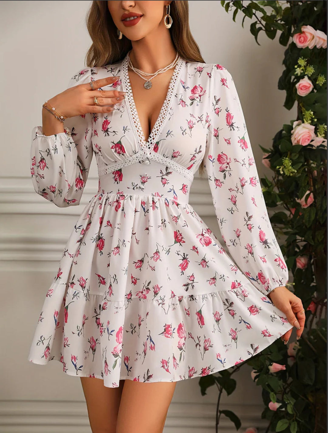 Robe Courte Fleurie à Col V et Jupe Plissée