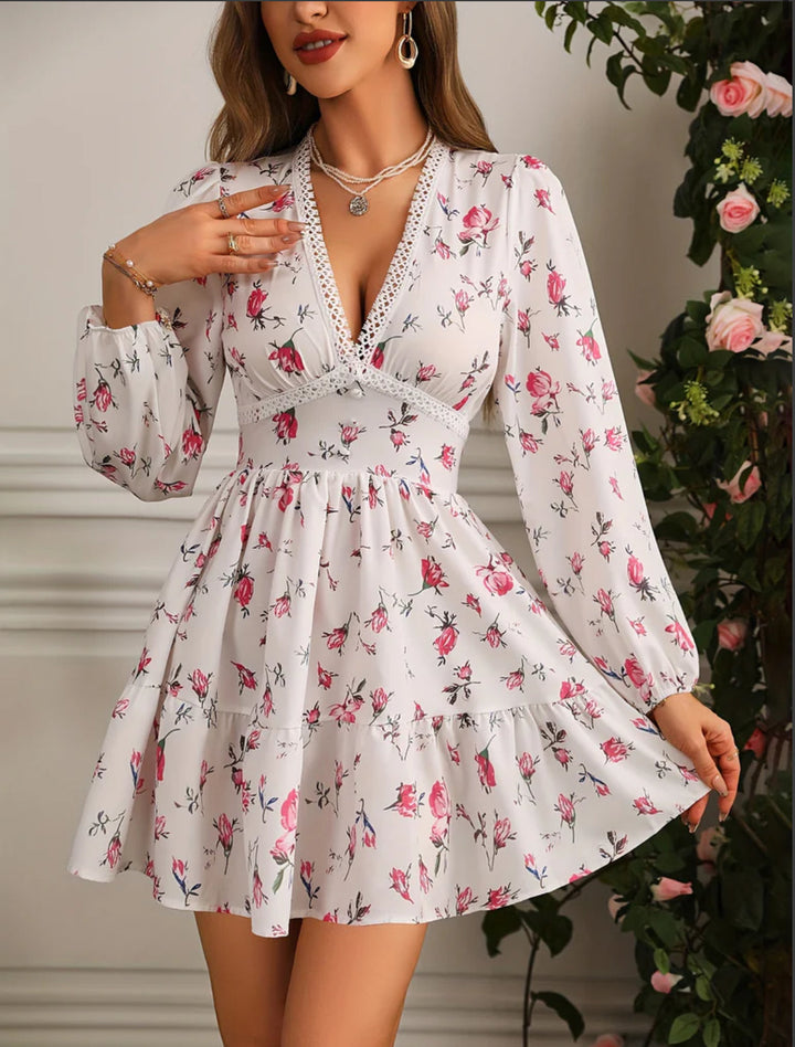Robe Courte Fleurie à Col V et Jupe Plissée