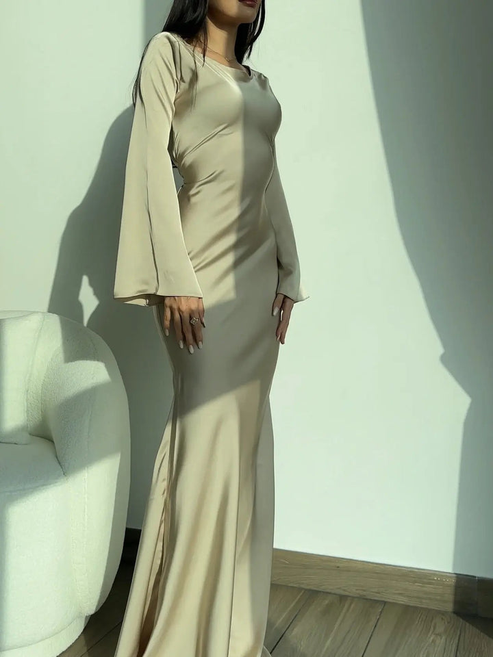 Robe Longue Ajustée à Manches Évasées
