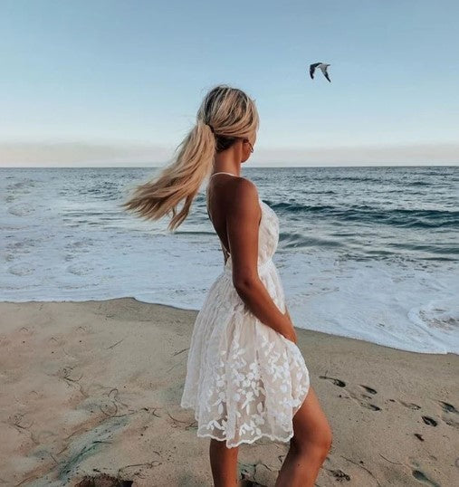 Robe Courte en Dentelle Florale à Décolleté Plongeant