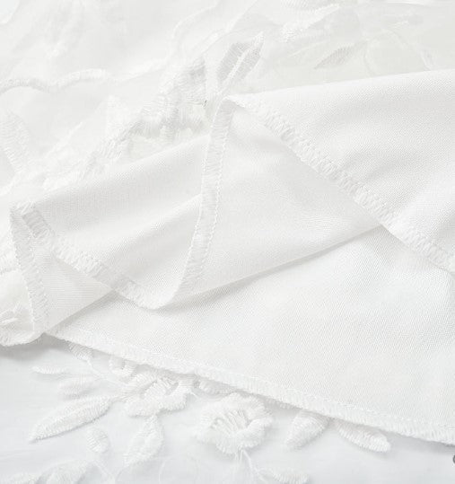 Robe Courte en Dentelle Florale à Décolleté Plongeant