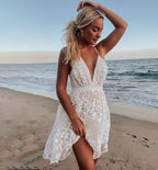 Robe Courte en Dentelle Florale à Décolleté Plongeant