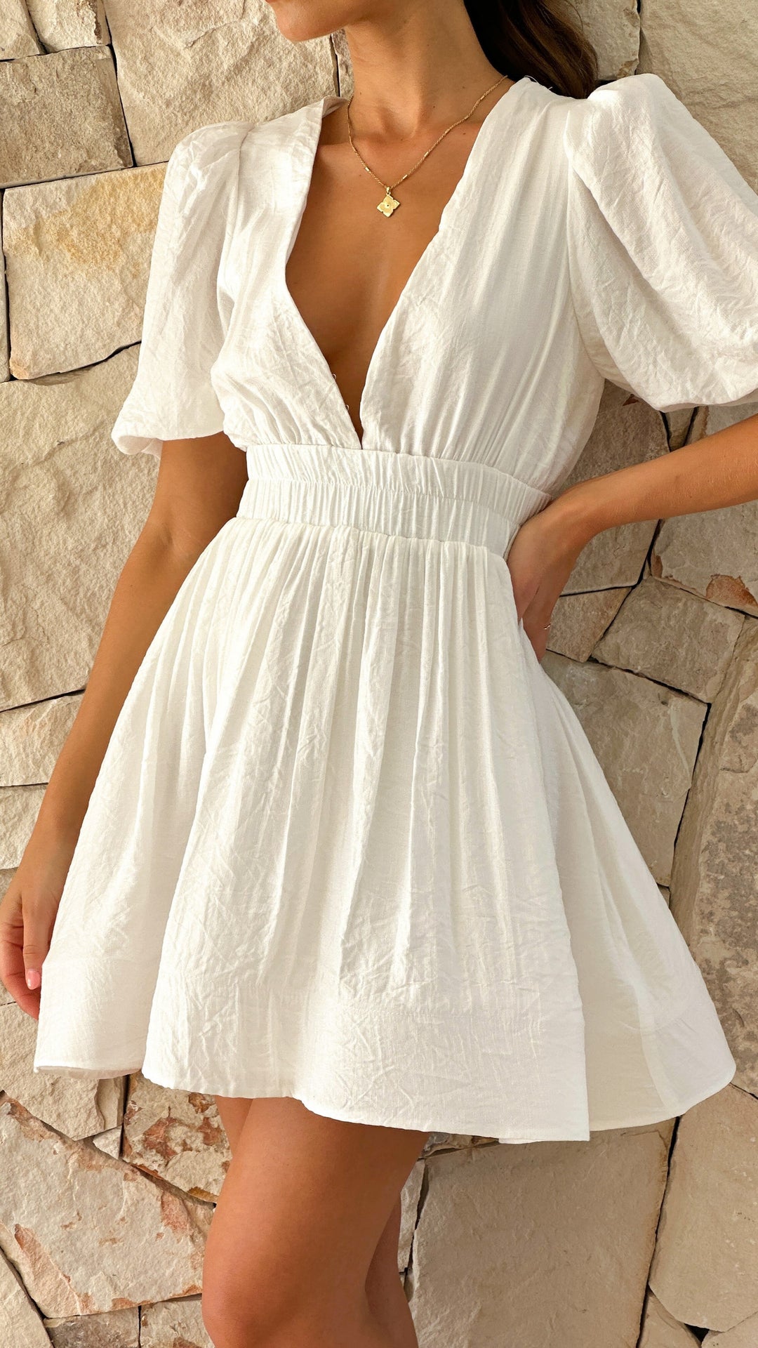 Robe Courte Évasée à Col V et Taille Smockée