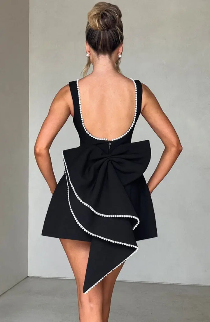 Robe Courte Évasée à Grand Nœud Dos Nu