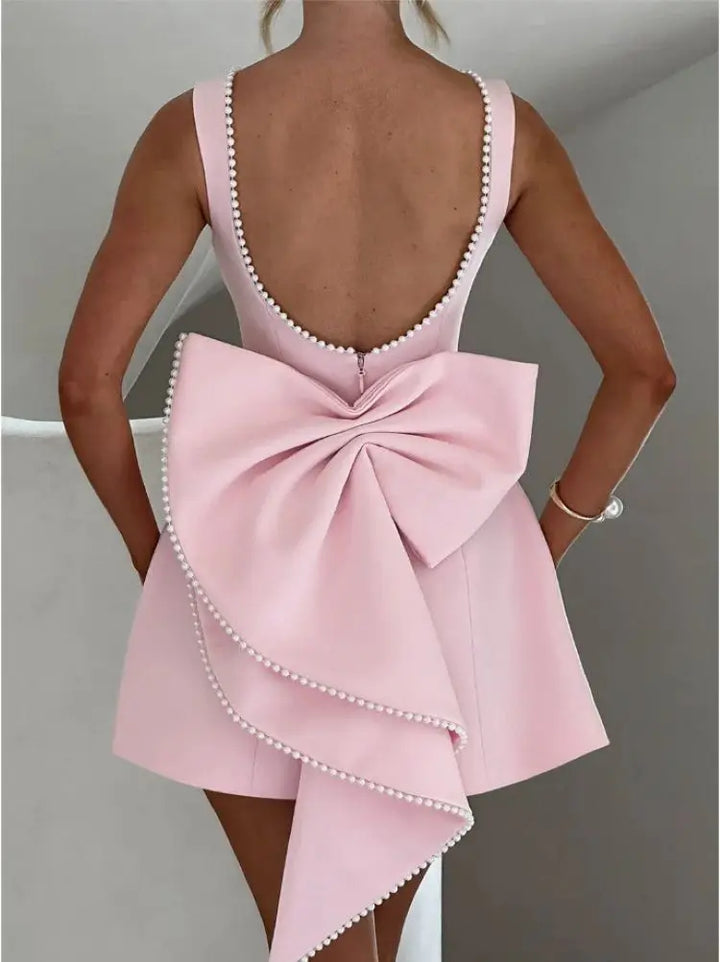 Robe Courte Évasée à Grand Nœud Dos Nu