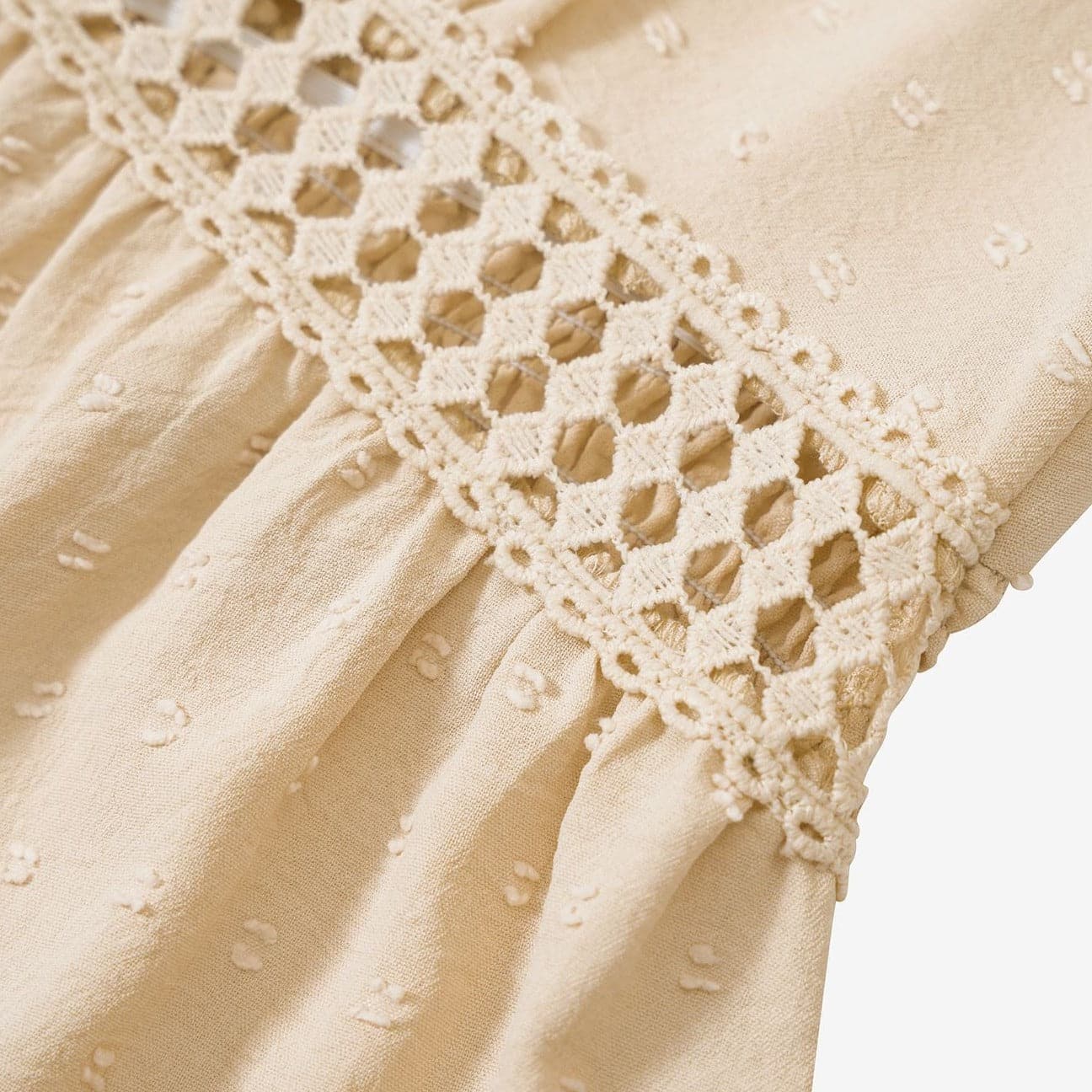 Robe Courte à Col V et Empiècement Ajouré