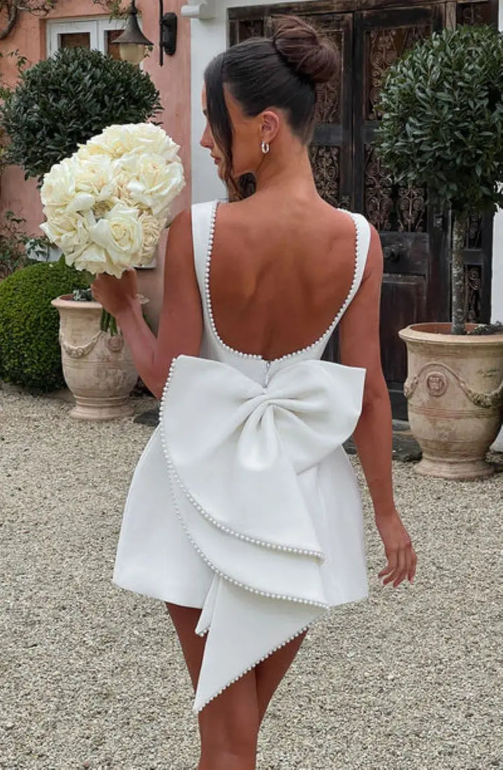 Robe Courte Évasée à Grand Nœud Dos Nu