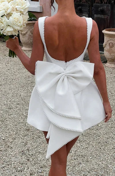 Robe Courte Évasée à Grand Nœud Dos Nu