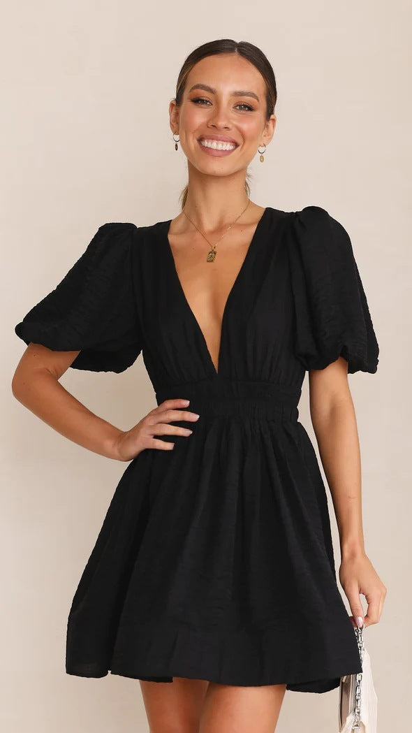 Robe Courte Évasée à Col V et Taille Smockée