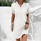 Robe Courte Unie à Col V Boutonné