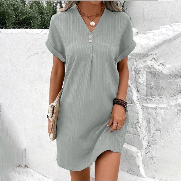 Robe Courte Unie à Col V Boutonné
