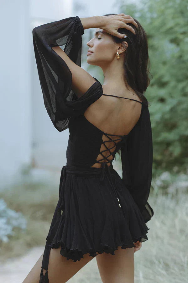Robe Courte Plissée à Décolleté Croisé et Manches Transparentes